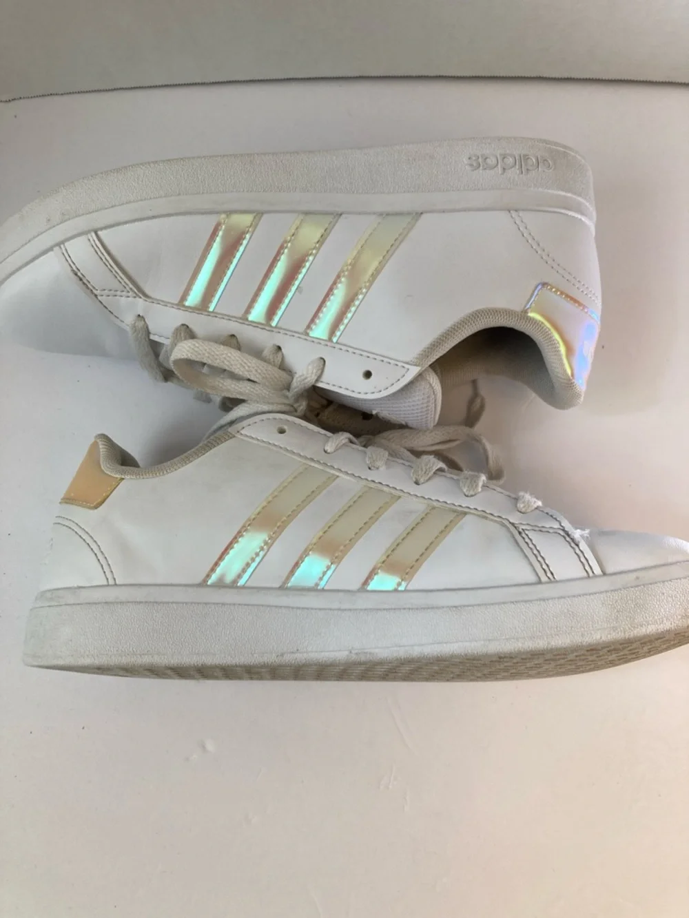 adidas Grand Court low Kids 5.5 White Sneakers with Iridescent Stripe Accents